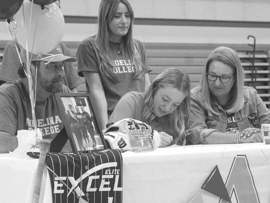 11 Columbus athletes commit to college of choice