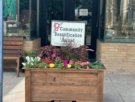 BUSINESS RECEIVES COMMUNITY BEAUTIFICATION AWARD