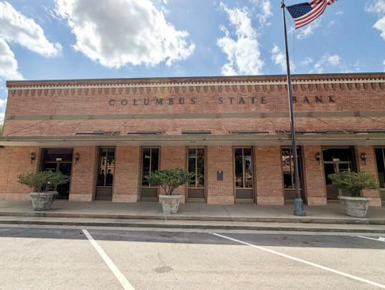 Columbus Garden Club honors yard, business of month