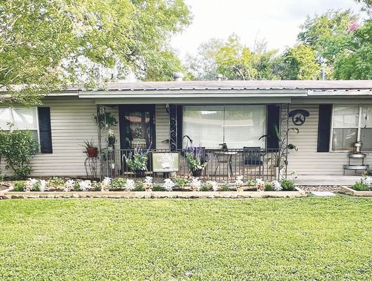 COLUMBUS GARDEN CLUB SELECTS MAY YARD OF THE MONTH