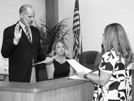 COLUMBUS ISD SWEAR IN NEW BOARD MEMBERS