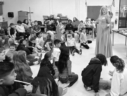 DRT gives on old-fashion history lesson for Columbus Elementary 4th graders