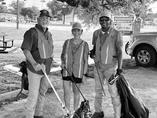 Mayor, volunteers help clean up Eagle Lake