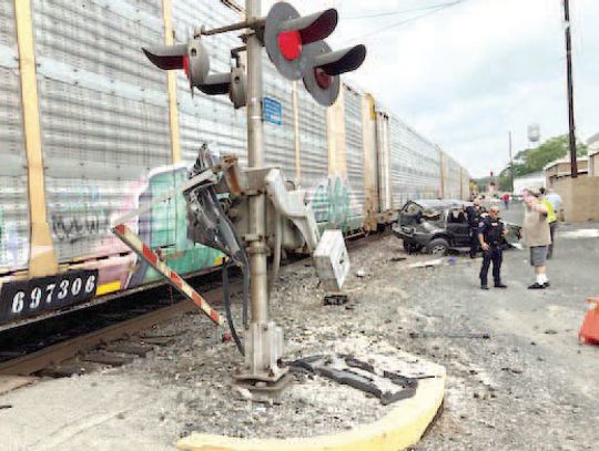 Train strikes stalled vehicle before Weimar parade