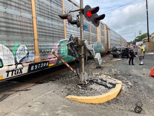 Train strikes stalled vehicle before Weimar parade