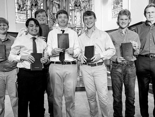 WEIMAR KNIGHTS AWARD BIBLES TO ST. MICHAEL EIGHTH-GRADERS