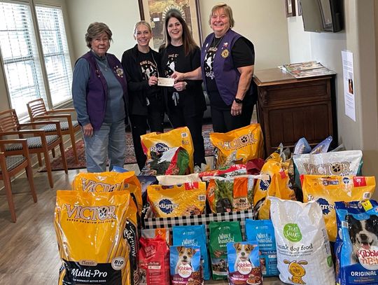 WEIMAR LIONS COLLECT DOG FOOD DONATIONS