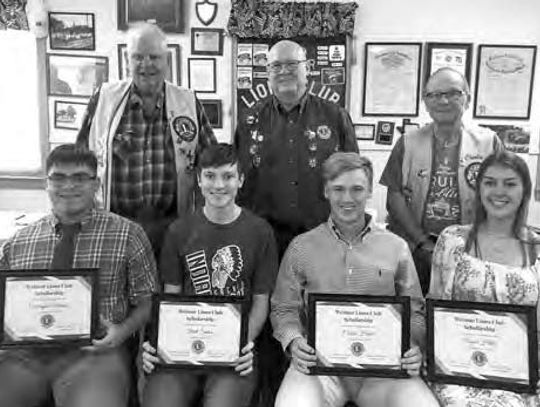 Weimar Lions present scholarship recipients