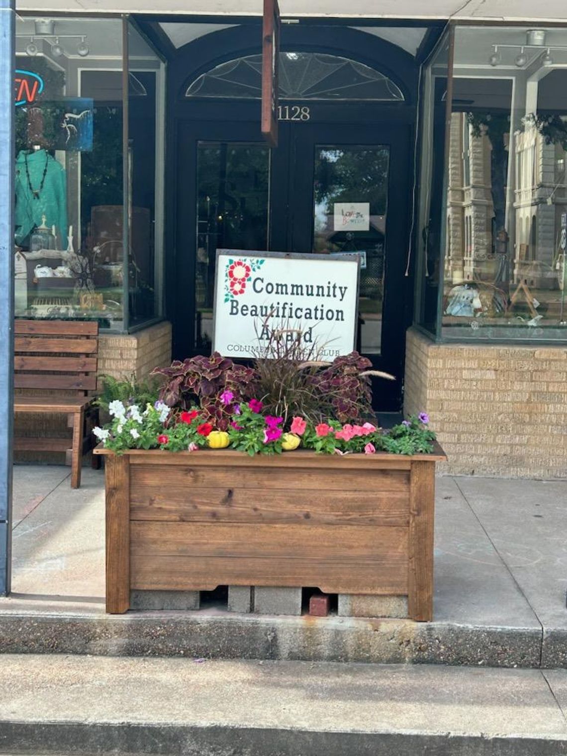 BUSINESS RECEIVES COMMUNITY BEAUTIFICATION AWARD