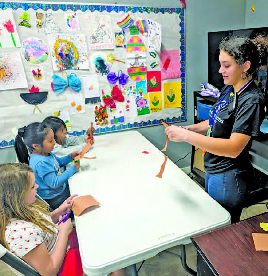 CLUB MEMBERS WORK ON TURKEY CRAFT