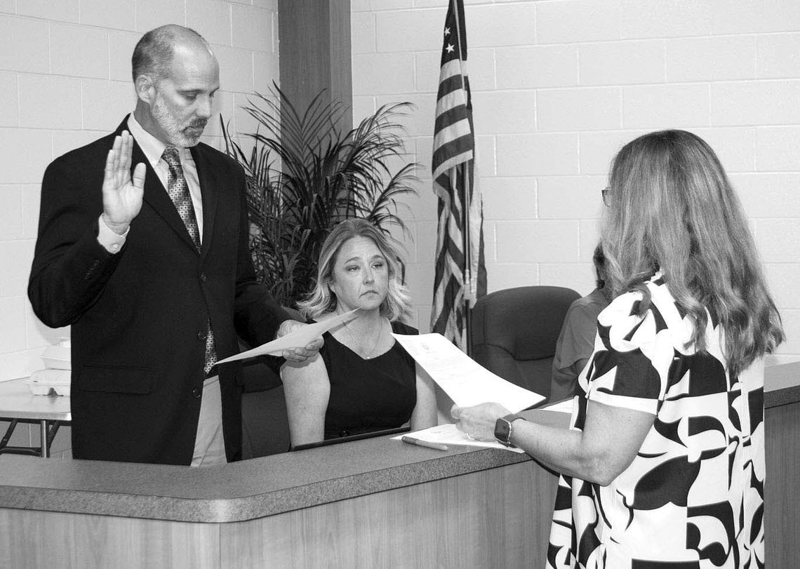 COLUMBUS ISD SWEAR IN NEW BOARD MEMBERS
