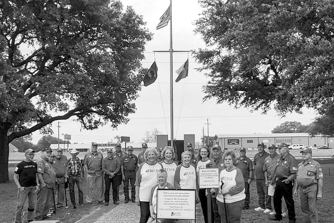 DAR honors proper flag display