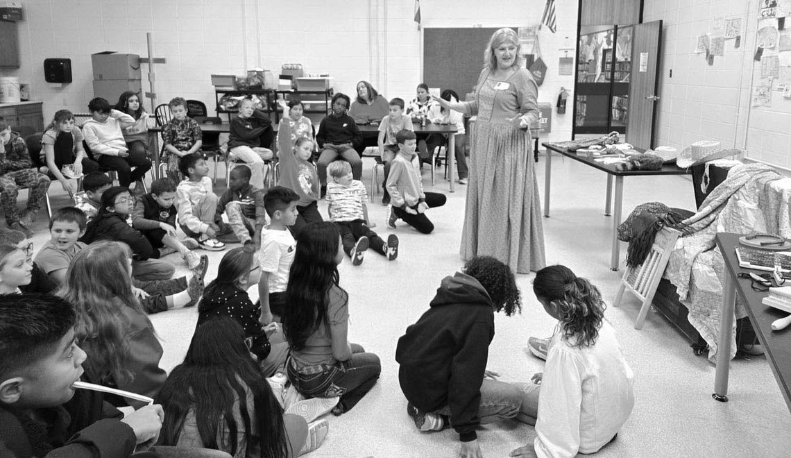 DRT gives on old-fashion history lesson for Columbus Elementary 4th graders