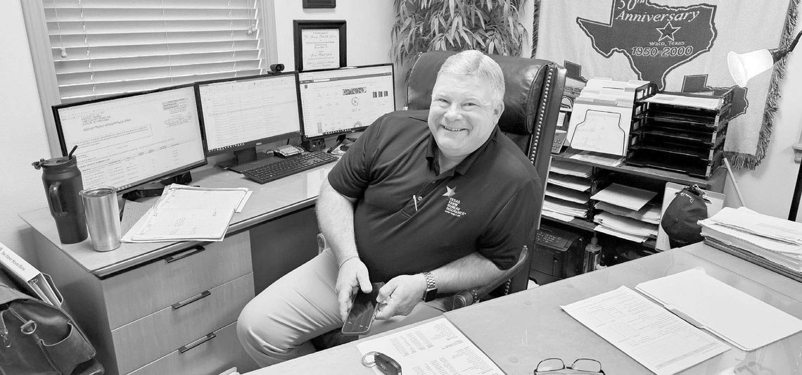 Insurance agent celebrates 25th year with company