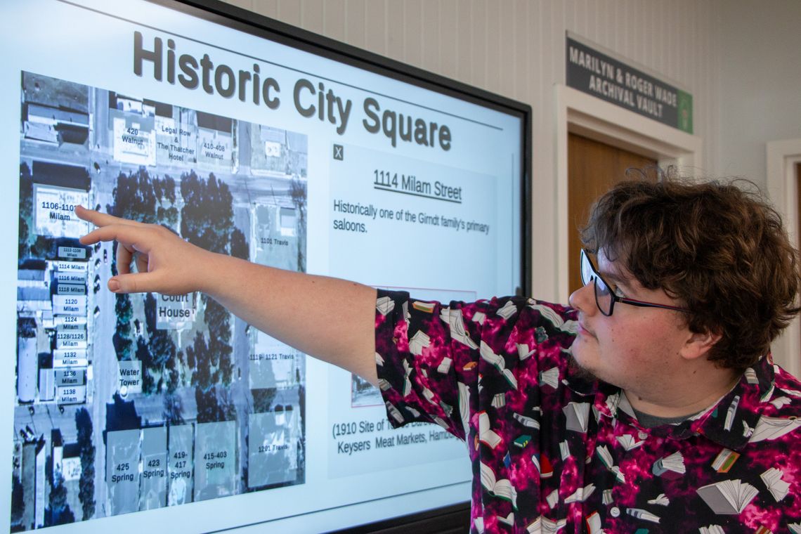 Nesbitt library installs touchscreen display of local history Nesbitt library installs touchscreen display of local history
