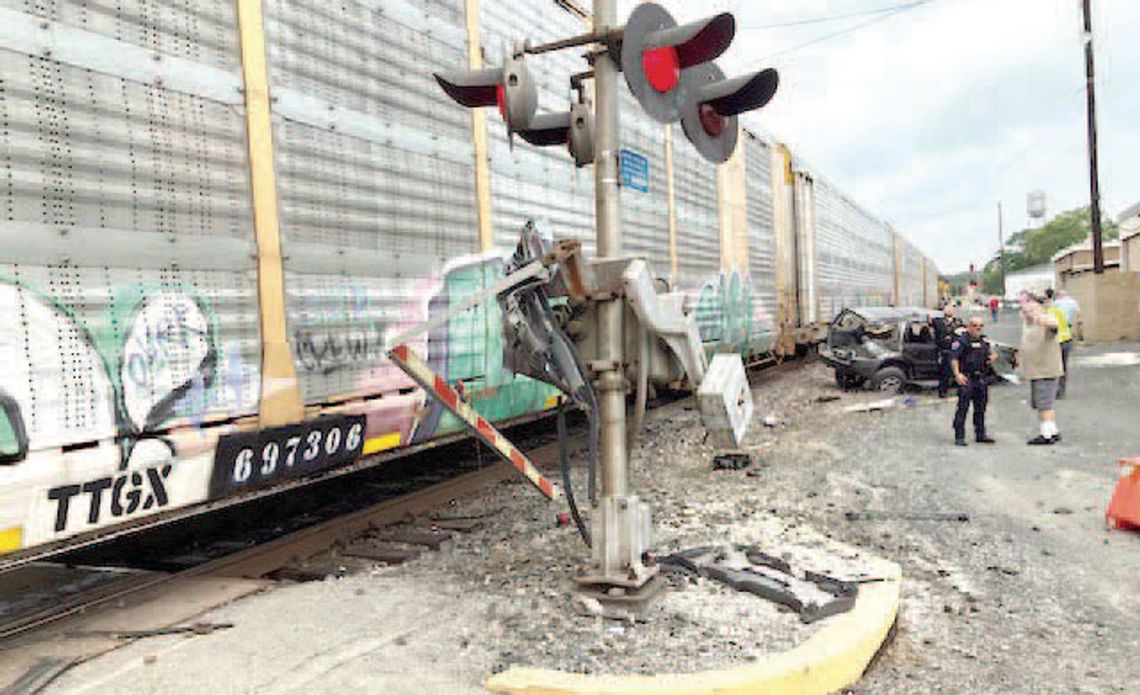 Train strikes stalled vehicle before Weimar parade