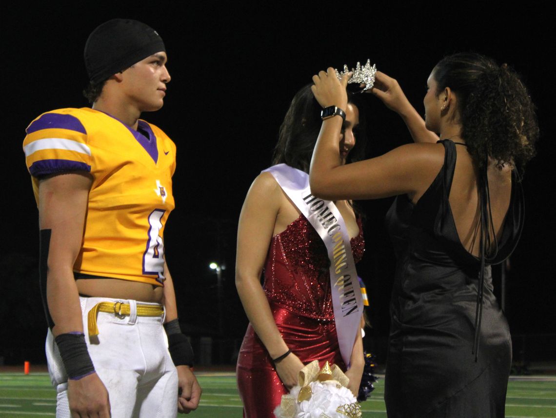Weimar crowns homecoming queen, court Weimar crowns homecoming queen, court