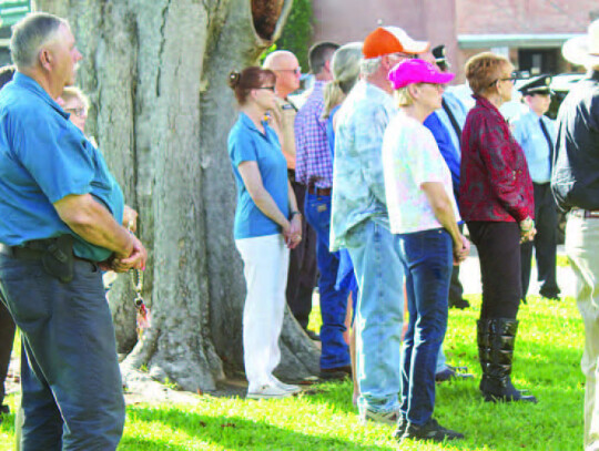 Community members viewing the memorial. Citizen | Shayla Kuykendall