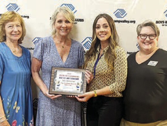 Best in show, in recognition of the top tastefully themed tablescape: Doris Klaus, Melissa Parker, Jo Helen Venglar with the Columbus Historical Preservation Trust. Pictured with Morgan Barten.