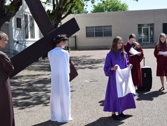 Veronica wipes Jesus’ face. Veronica is played by eighthgrader Kendall Jahn. The soldier is eighth-grader Cullen Marek. Story narrators are seventh-graders Emily Weid and Chloe Brandt.